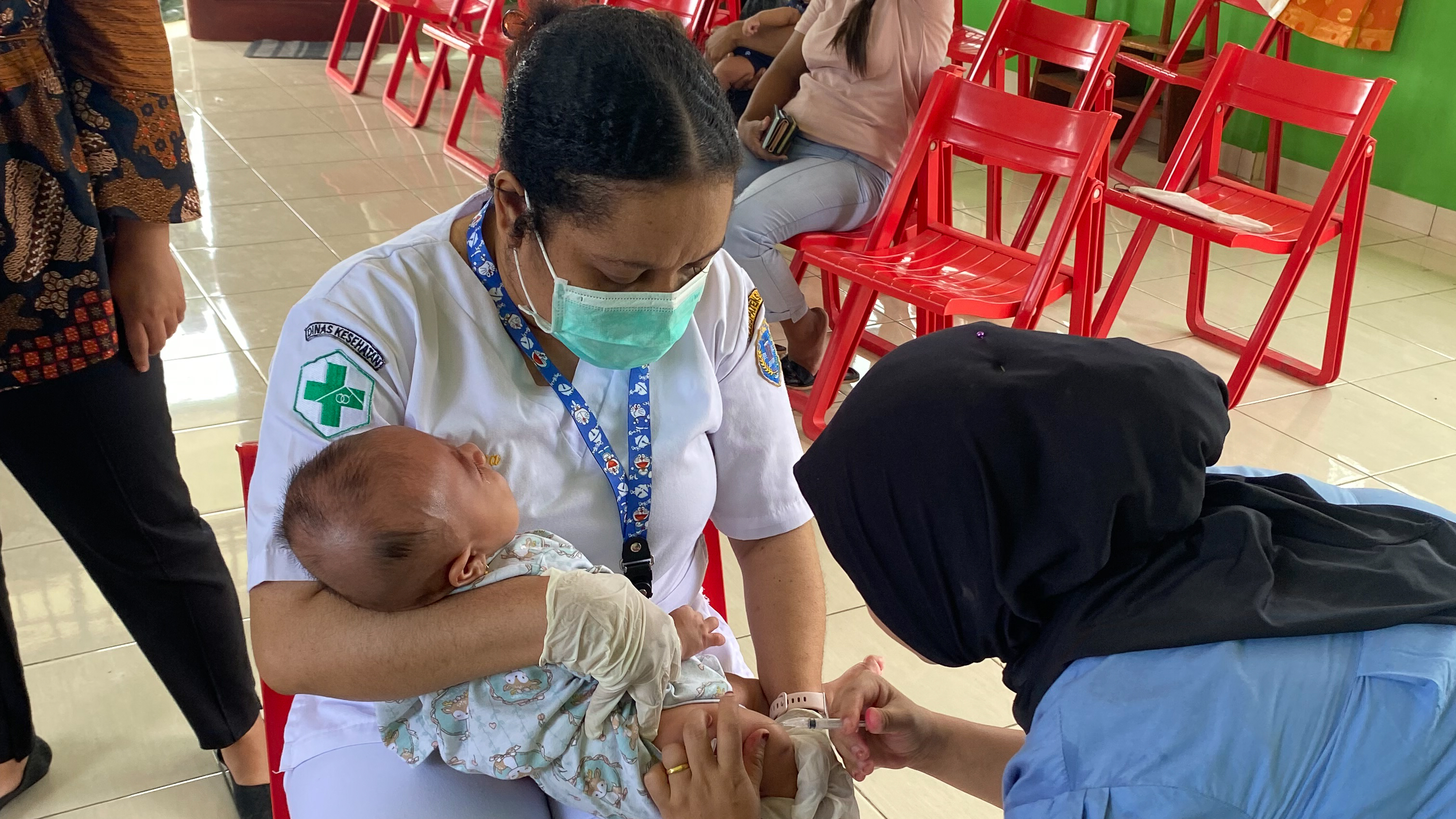 Kegiatan Imunisasi Rutin Posyandu Kotis di Kelurahan Mararena oleh Puskesmas Sarmi