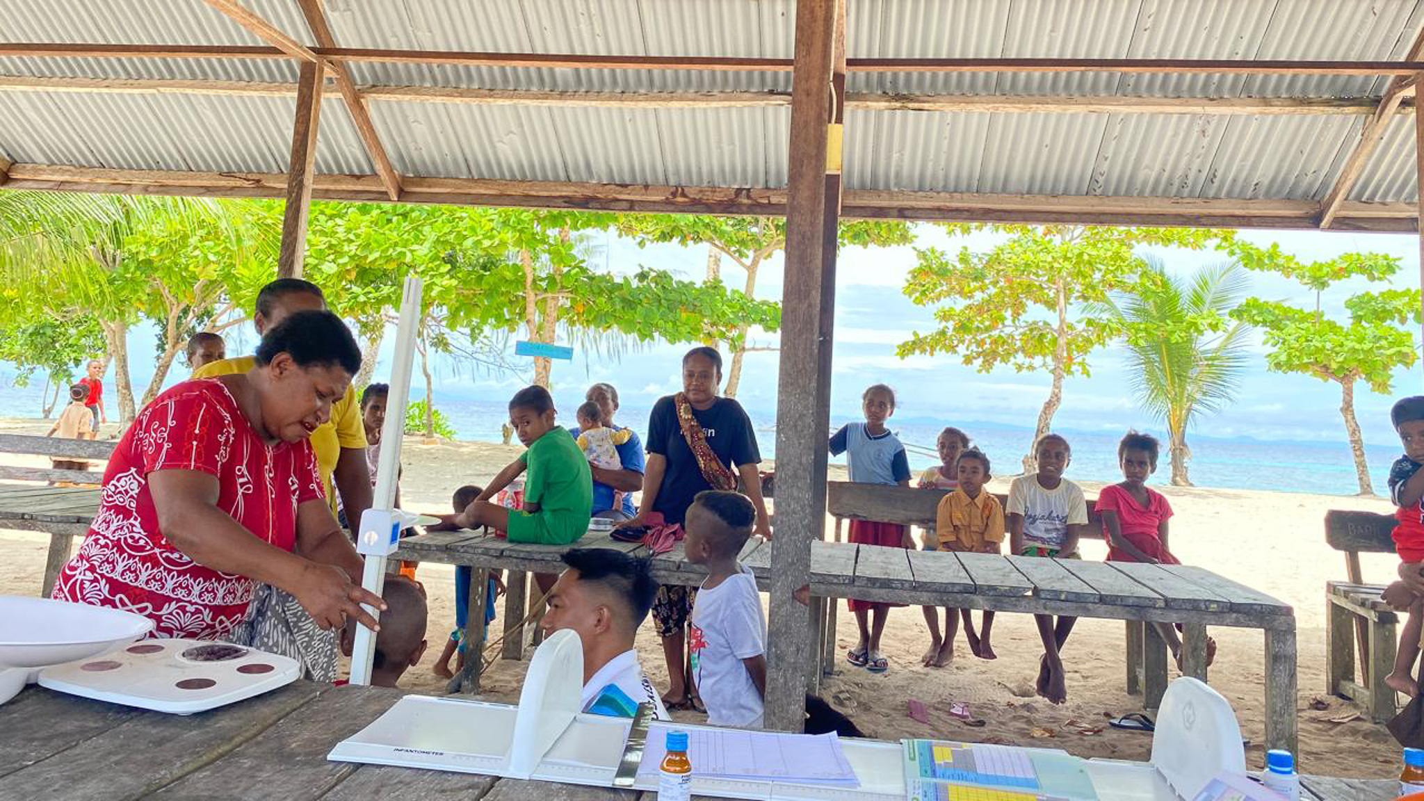 Puskesmas Sarmi Laksanakan Imunisasi Rutin di Balai Kampung Armo Pesisir