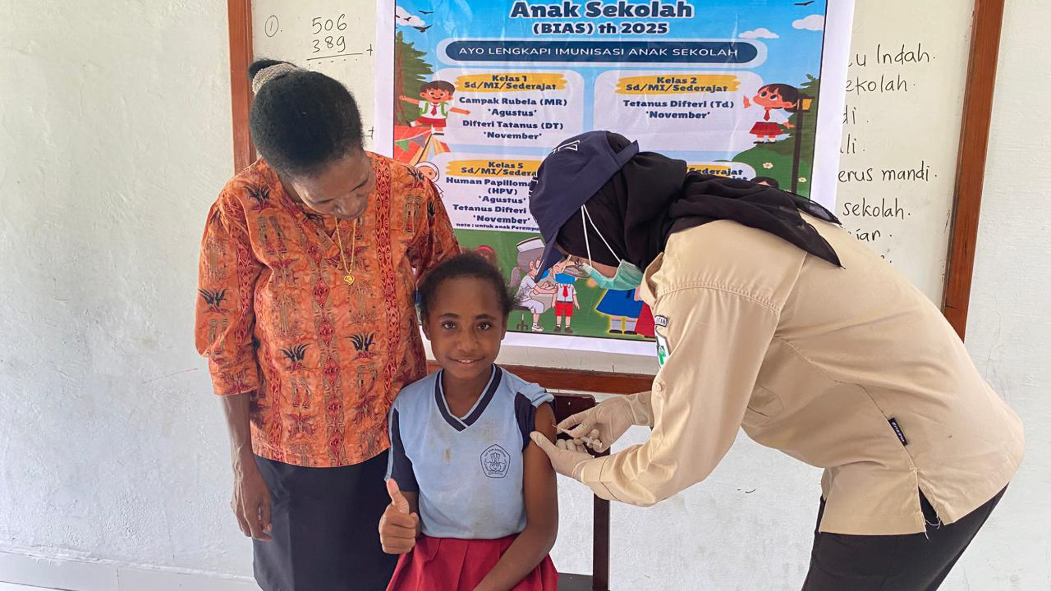 Tim Puskesmas Sarmi Gelar Bulan Imunisasi Anak Sekolah (BIAS) di Pulau Liki