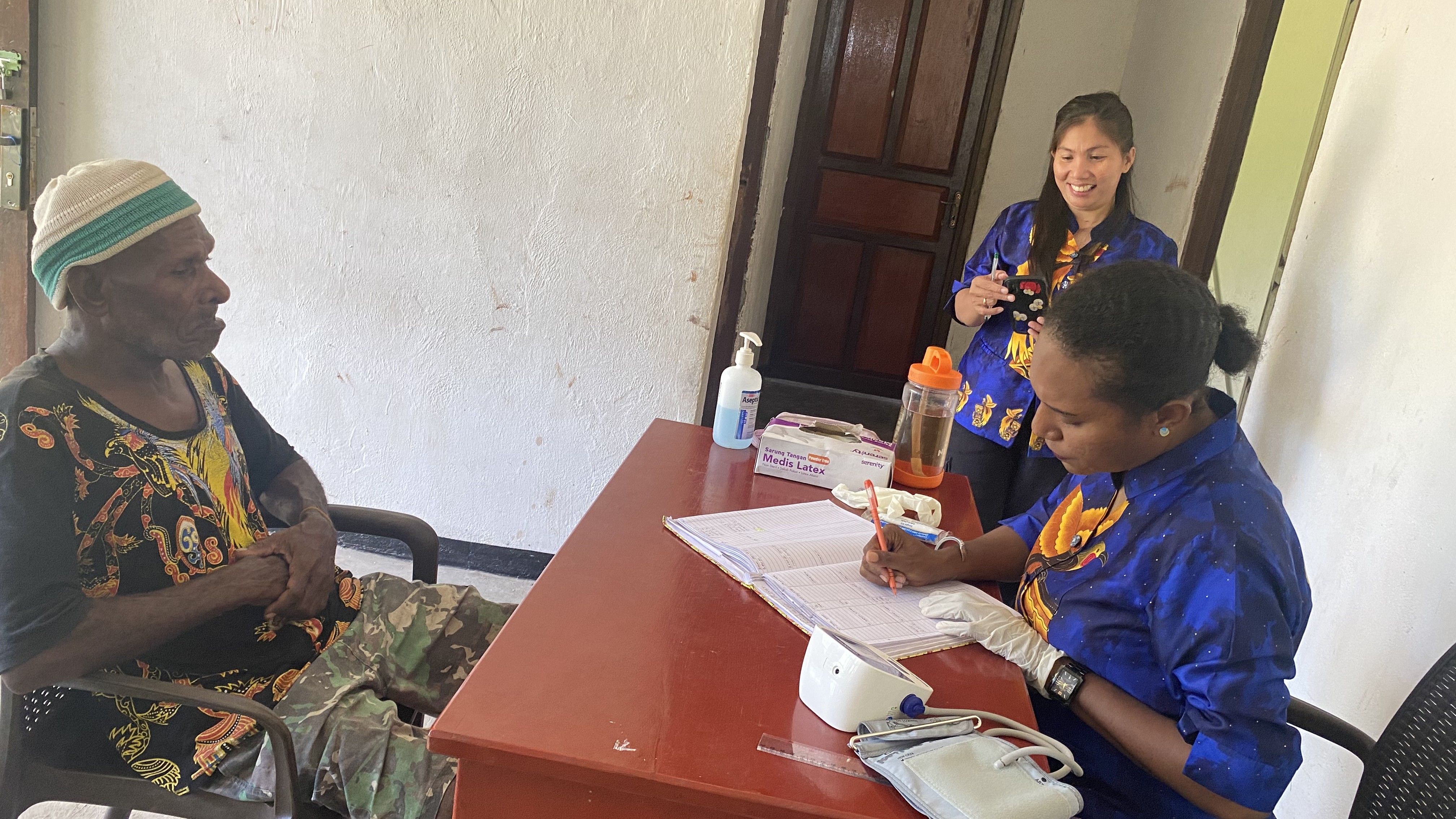 Pelayanan Pengobatan dan Imunisasi Rutin di Kampung Amsira