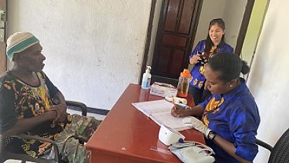 Pelayanan Pengobatan dan Imunisasi Rutin di Kampung Amsira