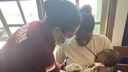 Pelayanan Pengobatan dan Imunisasi Rutin di Kampung Amsira