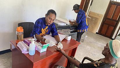 Pelayanan Pengobatan dan Imunisasi Rutin di Kampung Amsira